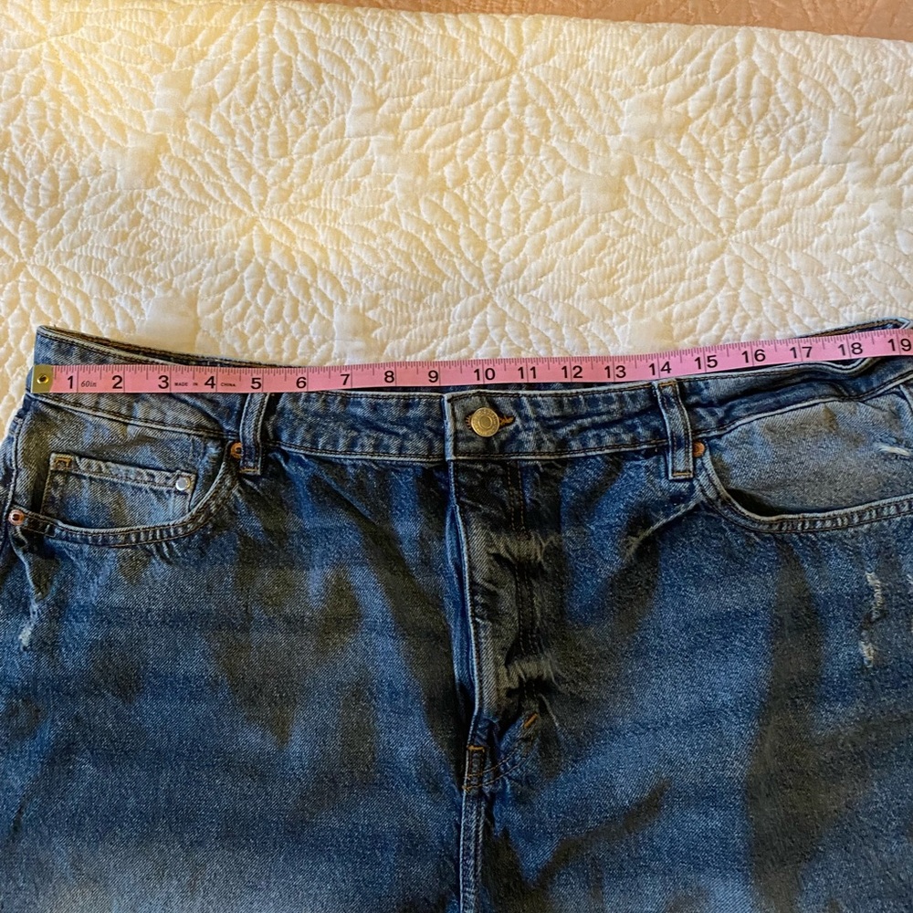 H&M mom shorts, ultra high waist, size 18, distressed with cuffs. - Picture 4 of 4